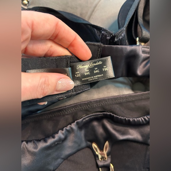 Lingerie set of 2 is from Honey Birdette, bold and luxurious design - Picture 7 of 11